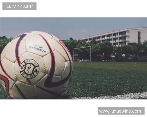 路边的足球与梦想的交汇点:一场关于青春与坚持的故事